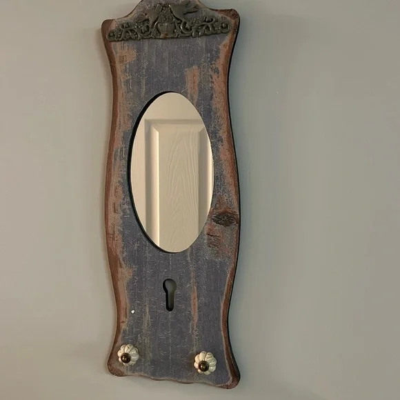 Decorative mirror with knobs - Picture 1 of 3